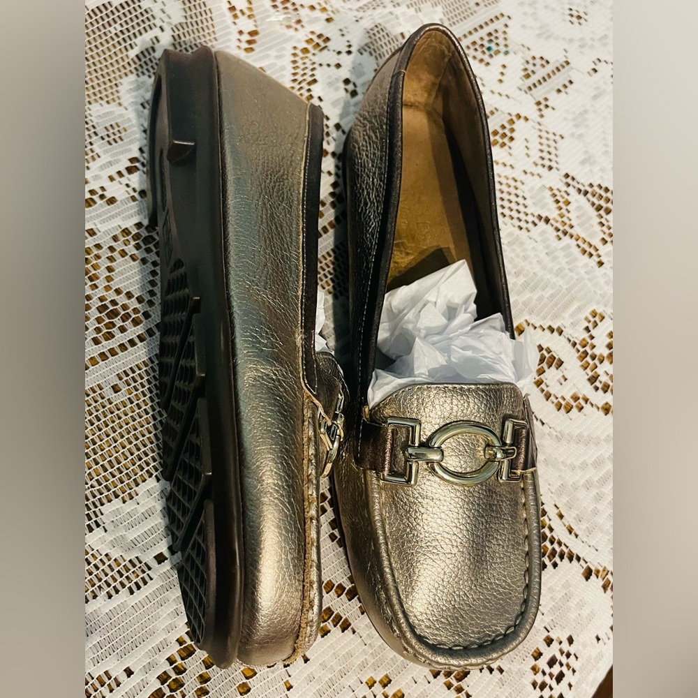 AEROSOLES  casual women’s gold Loafers size 8.5 - Picture 6 of 16